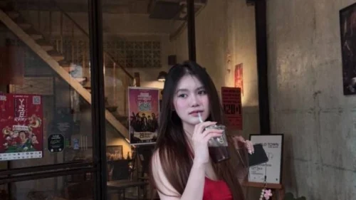 เย็ดหี เย็ดสด หีเนียน สาวขาวผอม บนเตียง